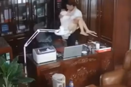 Xác minh vụ thầy giáo cố tình che cam, lộ hình ảnh 'nhạy cảm' tại trường học