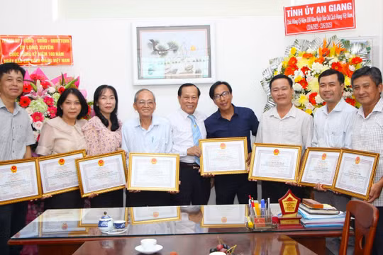 Hợp nhất Hội Nhà báo hai tỉnh Kiên Giang và An Giang thành Hội Nhà báo tỉnh An Giang