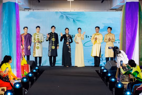 Hoa hậu Thanh Hà duyên dáng khi trình diễn áo dài, góp phần quảng bá hình ảnh người phụ nữ Việt Nam