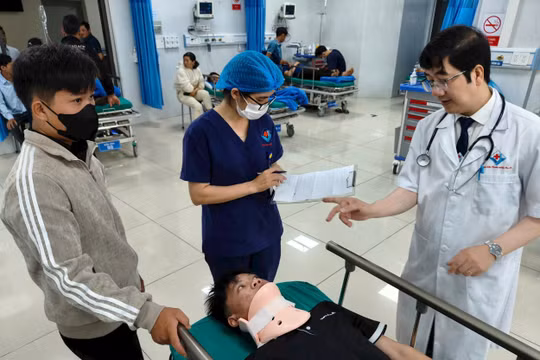 Vụ xe chở học sinh gặp nạn ở Gia Lai: Nhân chứng bàng hoàng kể lại giây phút xe bị lật ngửa