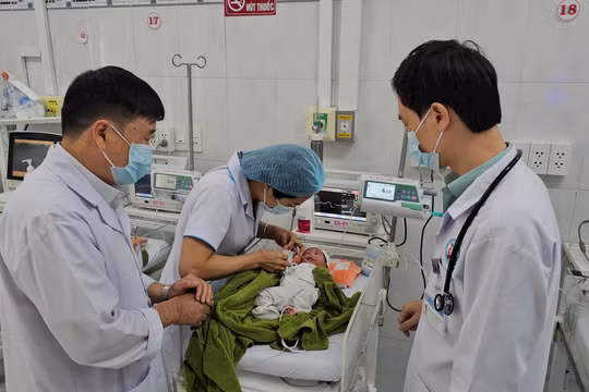 Vụ bé gái bị chôn sống trong vườn cao su tại Gia Lai: Lộ cánh tay nhỏ xíu trên nền đất