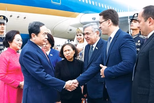 Chủ tịch Quốc hội bắt đầu tham dự Đại hội đồng IPU-150, thăm Uzbekistan
