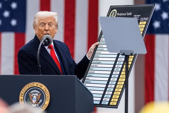 Ông Trump nói cố tình làm sụp đổ thị trường chứng khoán, tự quyết mức thuế quan