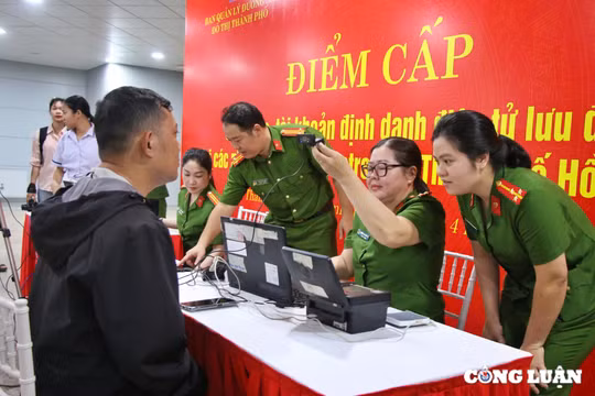 Người dân TP HCM đến ga Metro làm căn cước, định danh điện tử