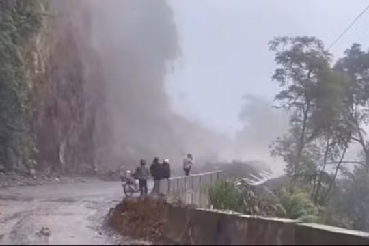 Lai Châu: Sạt lở đất tại tỉnh lộ 128 khiến giao thông bị chia cắt