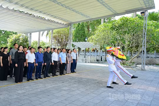 Báo và phát thanh, truyền hình Tuyên Quang dâng hương tưởng niệm các Anh hùng liệt sĩ tại Nghĩa trang Liệt sĩ Quốc gia Vị Xuyên