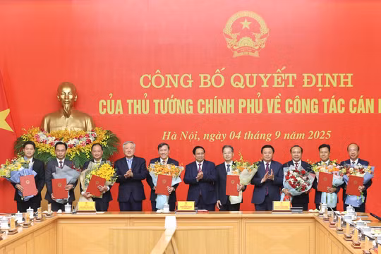 Thủ tướng Phạm Minh Chính trao quyết định bổ nhiệm lãnh đạo 8 bộ, cơ quan