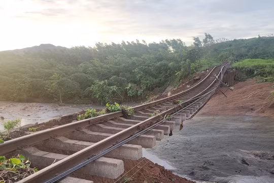 Hạ tầng đường sắt thiệt hại nặng bởi bão Kalmaegi
