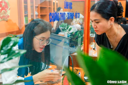 Hồ sơ chứng thực ‘áp đảo’ trong ngày thứ 2 vận hành điểm hành chính công