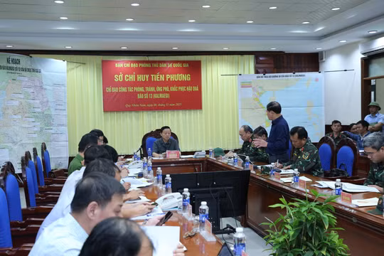 Phó Thủ tướng Trần Hồng Hà họp Sở Chỉ huy tiền phương ứng phó khẩn cấp bão Kalmeagi