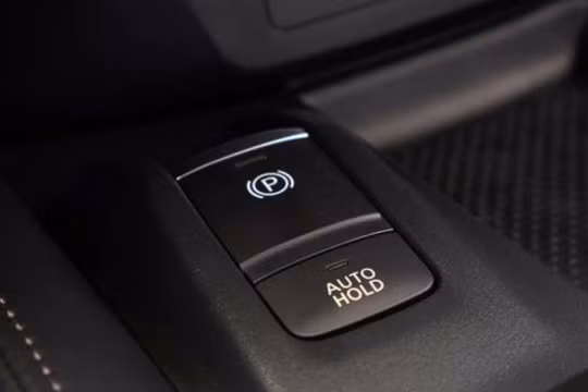 Điều gì thực sự xảy ra khi bạn sử dụng phanh tay điện tử ở tốc độ cao?