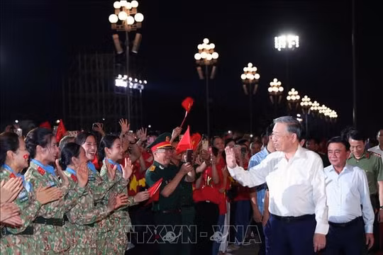 Tổng Bí thư Tô Lâm dự Chương trình chính luận nghệ thuật 'Dưới cờ vinh quang'