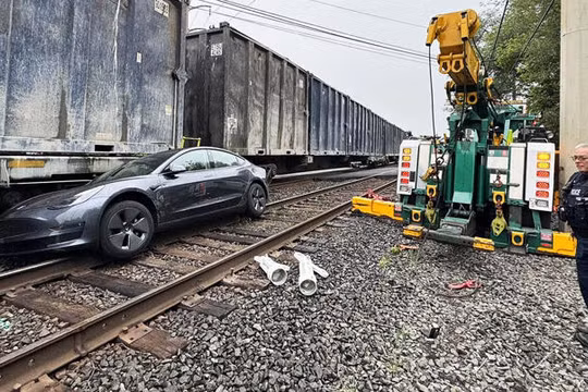 ‏Chế độ tự lái của Tesla khiến xe bị tàu hỏa tông trúng‏