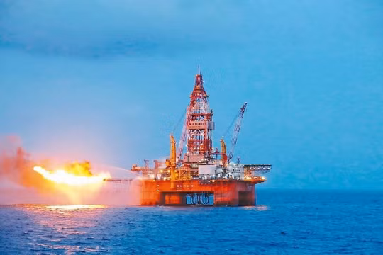 Giá xăng dầu hôm nay 14/6/2025: Giá dầu bật tăng hơn 8% sau cuộc không kích của Israel vào Iran