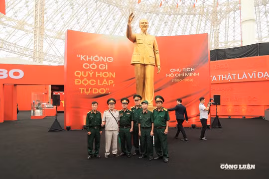 Sống lại ký ức '95 năm Cờ Đảng soi đường' tại Triển lãm thành tựu Đất nước