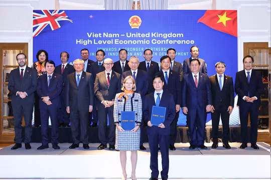 Tổng Bí thư Tô Lâm chứng kiến VNVC và GSK trao văn kiện hợp tác tại Anh