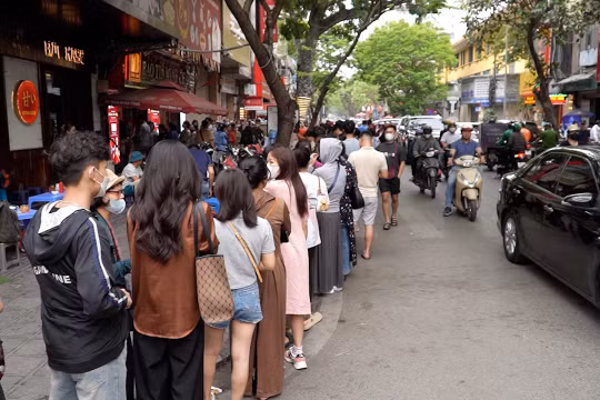 Giá vàng biến động mạnh, người dân vẫn xếp hàng dài chờ mua