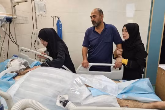 Bác sĩ mất 9 người con trong vụ tấn công của Israel vẫn đang nguy kịch