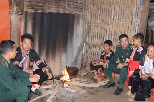 Đồn Biên phòng Sen Thượng (Điện Biên): Thực hiện “3 bám, 4 cùng” với người dân