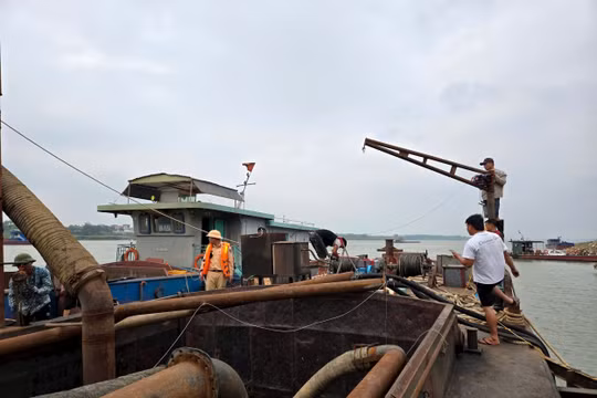 Hàng loạt phương tiện vi phạm trên sông Hồng, sông Đà bị CSGT đường thủy xử lý
