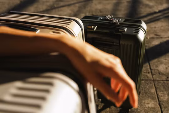 Phát hiện bé gái 2 tuổi bị nhét trong vali ở New Zealand