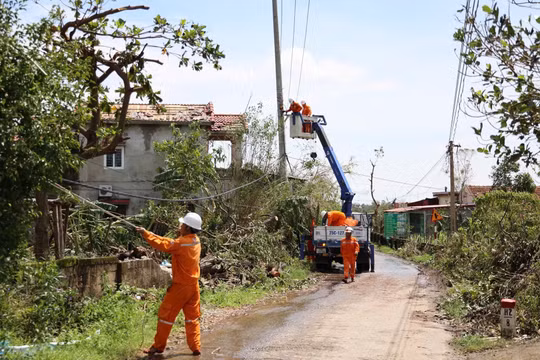 EVN và các đơn vị thành viên nỗ lực khắc phục hậu quả cơn bão số 10