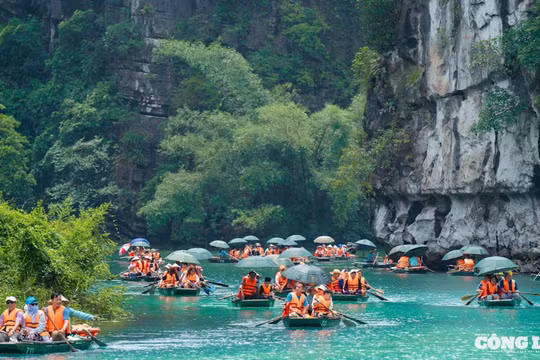 Thưởng ngoạn Tràng An mùa nước biếc – Di sản thế giới khoác lên mình vẻ đẹp rực rỡ
