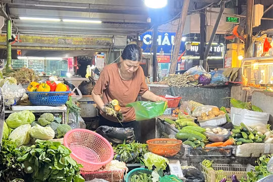 Hà Nội: Rau xanh đắt đỏ, người mua than giá cao ngang thịt lợn