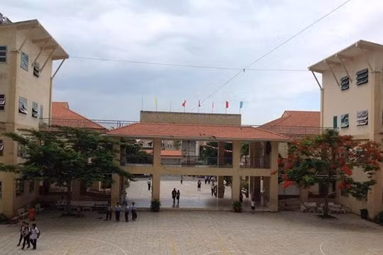 TP HCM: Một học sinh phải nhập viện sau cú ngã trong trường