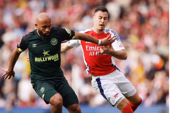 Hoà Brentford, Arsenal hết hy vọng vô địch Ngoại hạng Anh