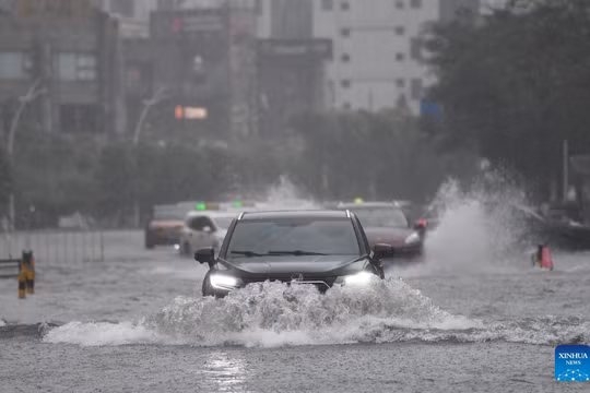 Siêu bão Wipha đổ bộ vào Trung Quốc đại lục với sức gió khủng khiếp, sau khi tàn phá Hồng Kông và Ma Cao