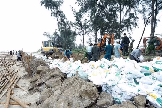 Toàn hệ thống chính trị tỉnh Hà Tĩnh vào cuộc ứng phó bão số 5 với phương châm ‘4 tại chỗ’