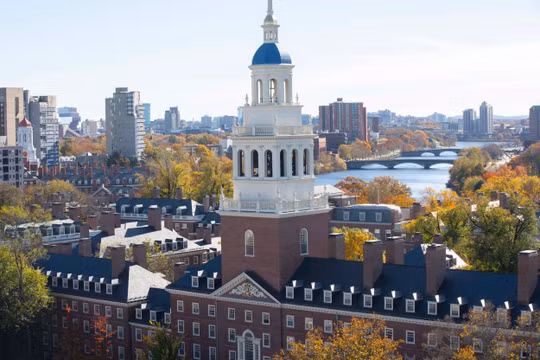 Mỹ đóng băng hơn 2 tỷ USD tài trợ cho Harvard