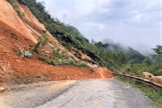 Sạt lở đất khiến giao thông trên tuyến ĐT433 ở Hòa Bình bị gián đoạn