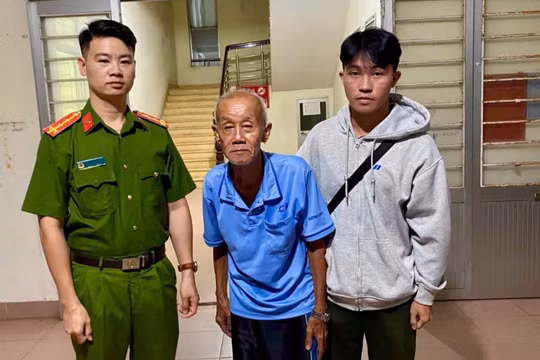 Công an hỗ trợ cụ ông 77 tuổi đi lạc 70km trở về với gia đình