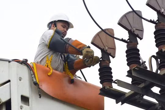 Đội sửa chữa điện nóng Hotline EVNHANOI - lực lượng âm thầm giữ cho nhịp sống Thủ đô không bị gián đoạn