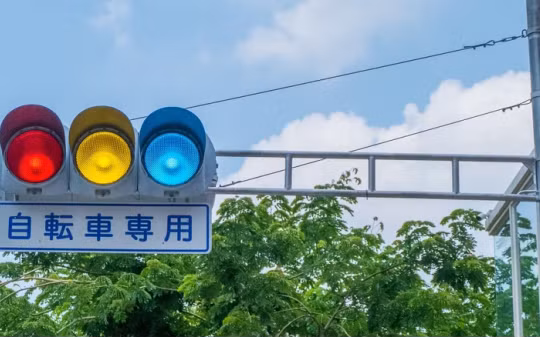 Vì sao đèn giao thông ở Nhật lại có màu xanh lam thay vì xanh lá?