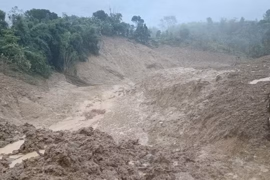 Quảng Ngãi: Sau tiếng nổ lớn trên núi, bùn đỏ tràn xuống khiến hơn 1.700 người dân bị cô lập