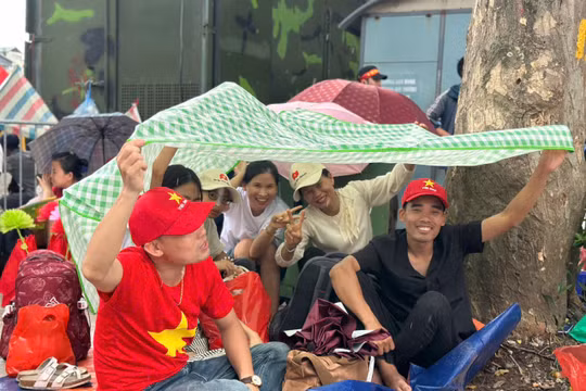 Hàng nghìn người dân 'ngủ vỉa hè', dù mưa vẫn quyết tâm không bỏ lỡ tổng duyệt A80