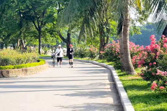 Công viên Thống Nhất hạ rào sắt, người dân phấn khởi tận hưởng không gian xanh