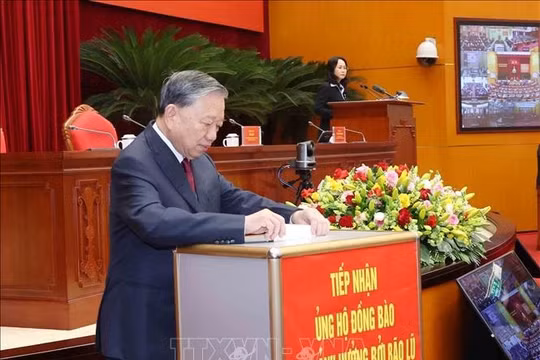 Tổng Bí thư Tô Lâm và các đại biểu ủng hộ đồng bào bão lũ