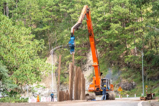 Hàng trăm điểm sạt lở chia cắt giao thông, Lâm Đồng gấp rút triển khai khắc phục