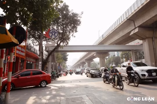 Hà Nội phân luồng giao thông phục vụ di chuyển, lắp đặt cầu đi bộ trên đường Xuân Thủy