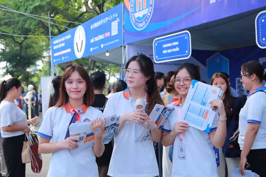 Đại học Thương mại công bố điểm sàn 2025, tăng chỉ tiêu, bỏ xét học bạ độc lập
