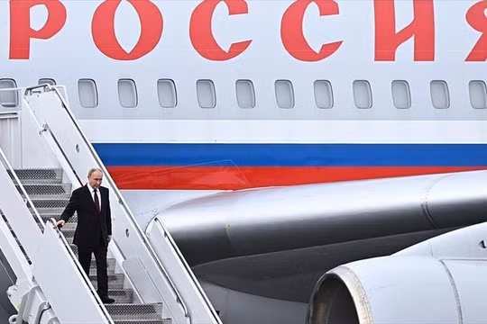 Tổng thống Putin đến thăm nghĩa trang phi công Liên Xô trước khi rời Alaska
