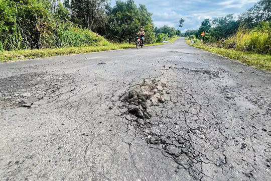 Gia Lai: Quốc lộ 14C bị 'cày xới' hư hỏng, xuống cấp nghiêm trọng