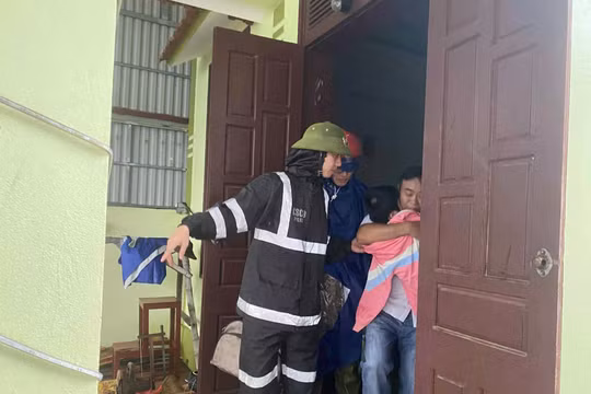 Thanh Hoá: Công an xã “vượt” bão đưa trẻ bị sốt cao đến bệnh viện
