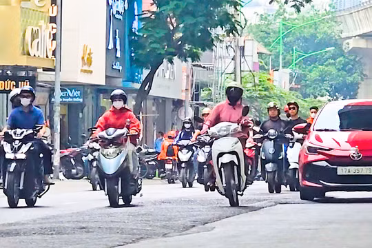 Đường Cầu Giấy sụt lún, người đi đường bất an