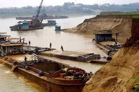 Bắt quả tang nhóm đối tượng khai thác cát trái phép trên sông Hồng