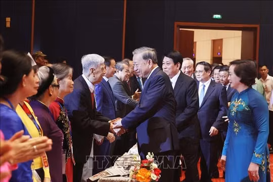 Bộ đội Biên phòng dầm mình trong bùn đất, giúp dân khắc phục hậu quả mưa lũ